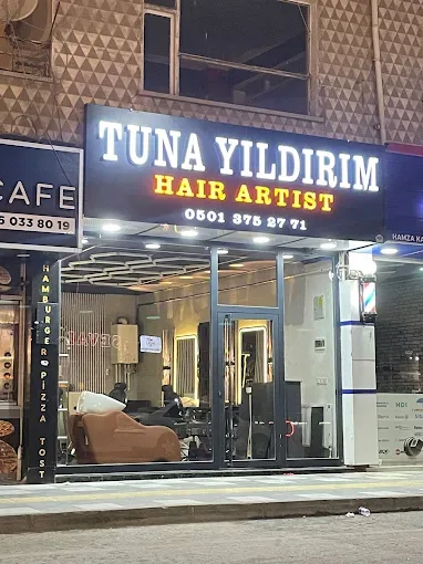 Tuna Yıldırım Hair Artist girişindeki ışıklı tabela